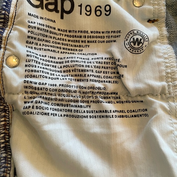 GAP 1969 Best Girlfriend Cuffed High Rise Denim Shorts Size 28R EUC - Picture 8 of 12